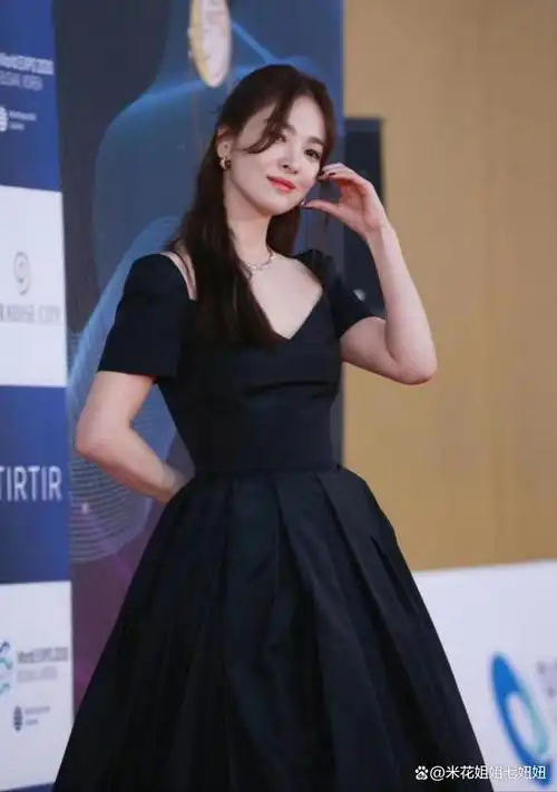 宋慧乔是真显年龄了,穿小黑裙走红毯眼神变霸气,全程一个表情
