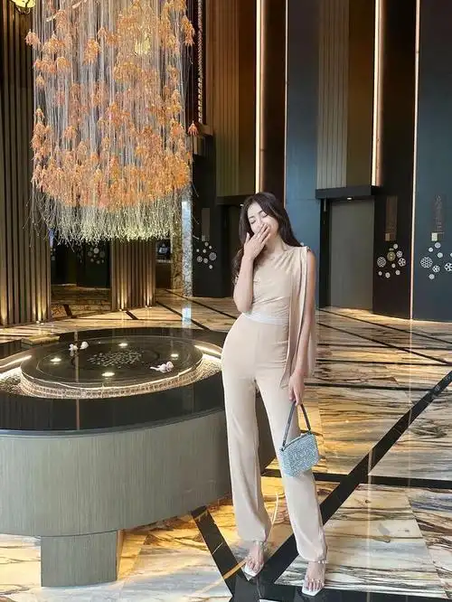 为什么30岁女人喜欢穿米色连体裤呢?