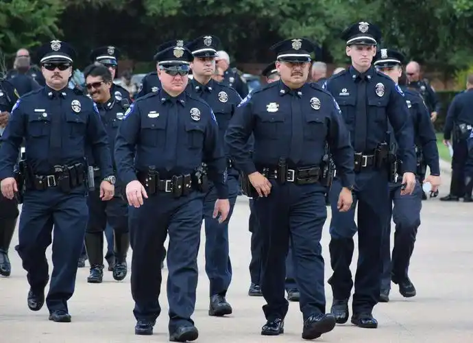 美国警察为什么这么狠