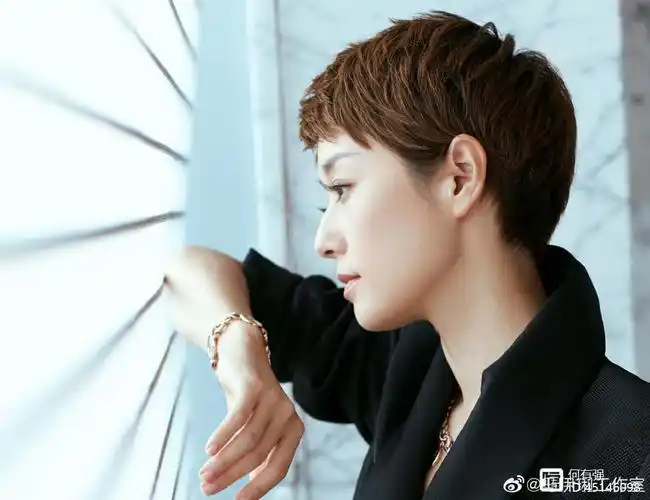 6767马伊琍换新发型,小方脸变瓜子脸 高级又减龄,身材连衣裙更