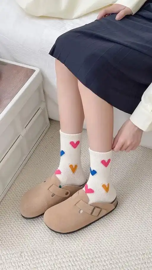 黑白色系潮款爱心图案中筒袜.