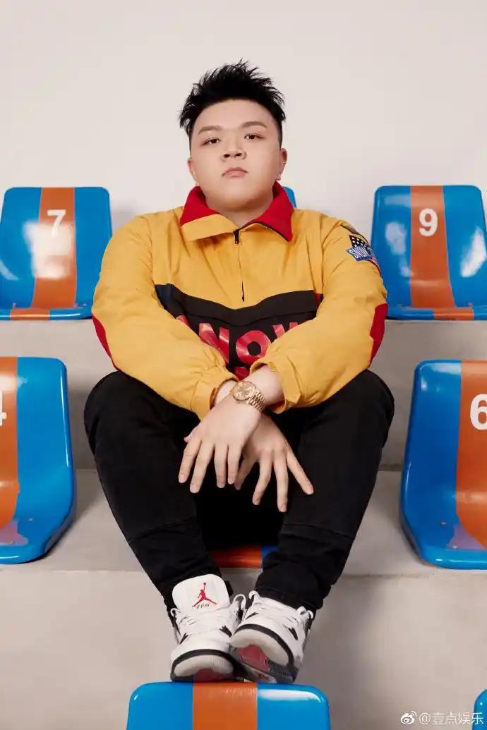 他是热爱音乐坚持创作的唱作歌手,是《青春有你》里