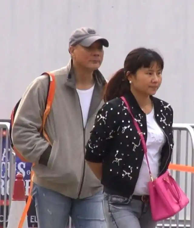 他曾喝死古龙,66岁被曝"偷吃"网红,小30岁娇妻似大妈