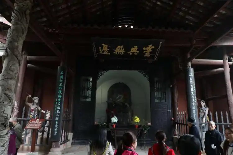 张飞墓道正面图,后面即是张飞墓.