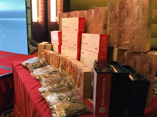 8 手机 而今晚的幸运儿就是许校 年会现场精彩节目,送礼品,抽奖