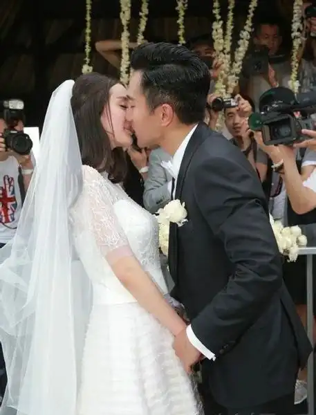 男明星:刘恺威杨幂巴厘岛大婚甜蜜照-小虾米