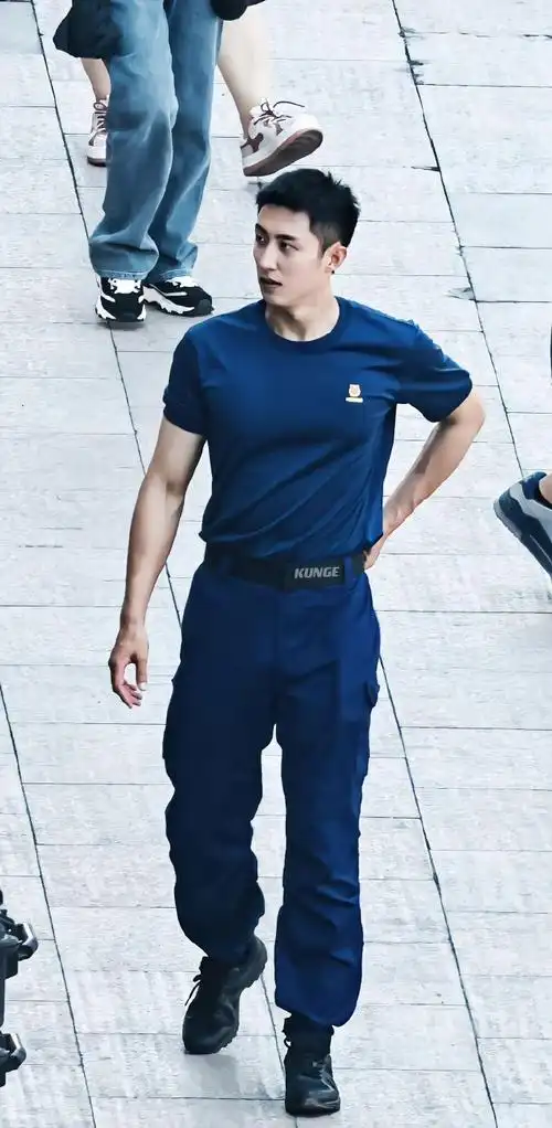 他从火光中走来##火光导演等黄景瑜四年#95真的是穿衣显瘦脱衣有肉