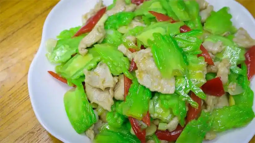 饭店的苦瓜炒肉片,是先炒肉还是先炒苦瓜?大厨的做法:不那么苦