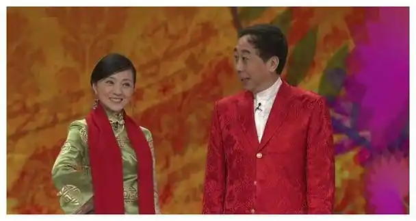 两人都是宣传组的成员,艾慧和冯巩在平时的排练和演出中也经常合作.