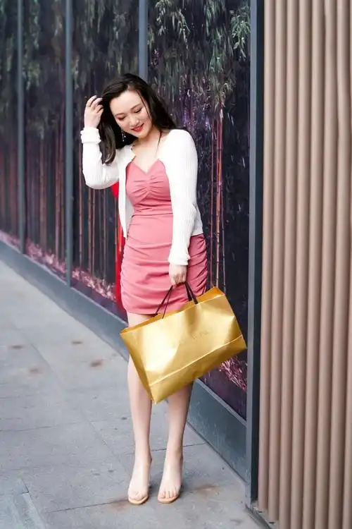 粉色的吊带包臀裙超有韵味凸显曼妙的身姿藏不住女人味