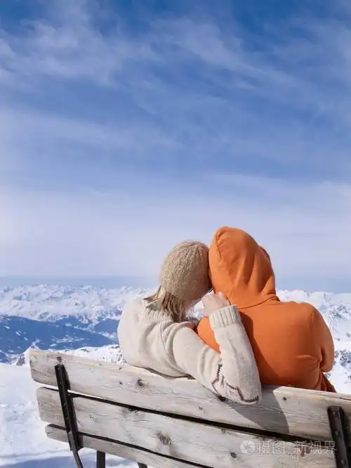 两人坐在长凳上拥抱