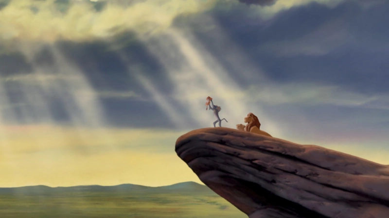 《狮子王》剧照:小辛巴在荣耀石上被高高举起