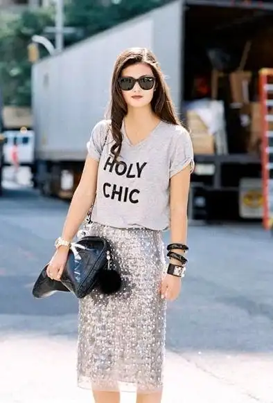 想要做个穿裙子的时尚妖精,那么就跟小编一起看看灰色t恤怎么搭配裙子