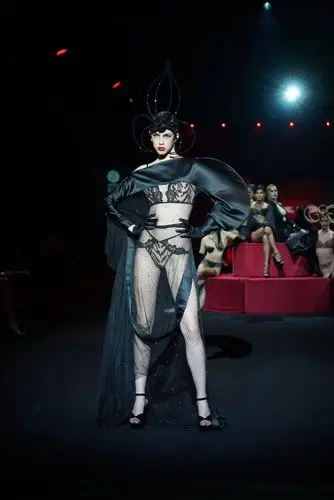 外代二线马德里时装周andressarda品牌内衣秀