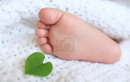 baby foot in white blanket_正版图片_高清图片_图片下载_yestone邑