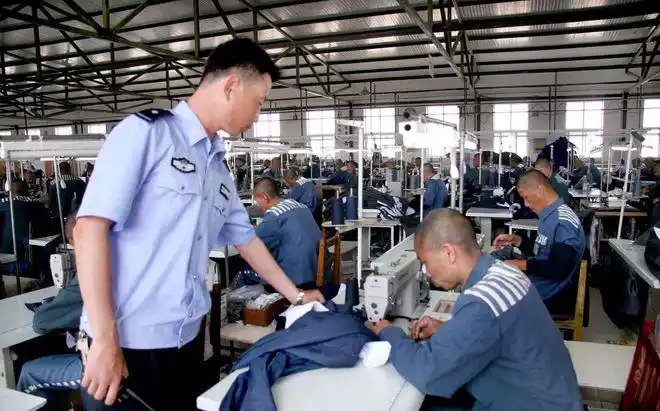 从住宿监舍到劳动车间,基本上全国大部分监狱都是以手工活为主,数据线