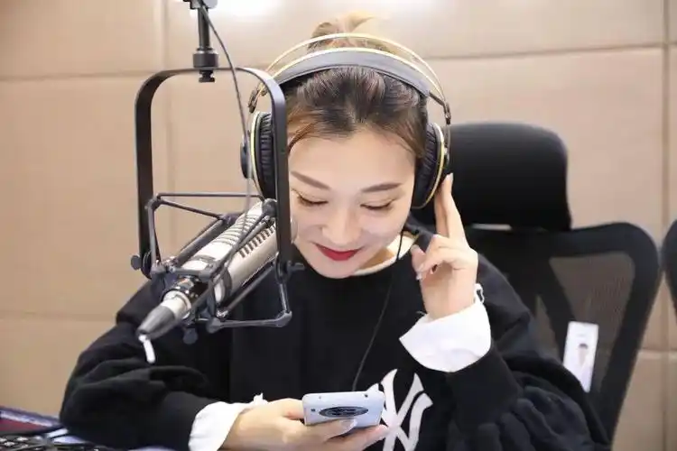 主持人齐聚fm987加紧录制节目