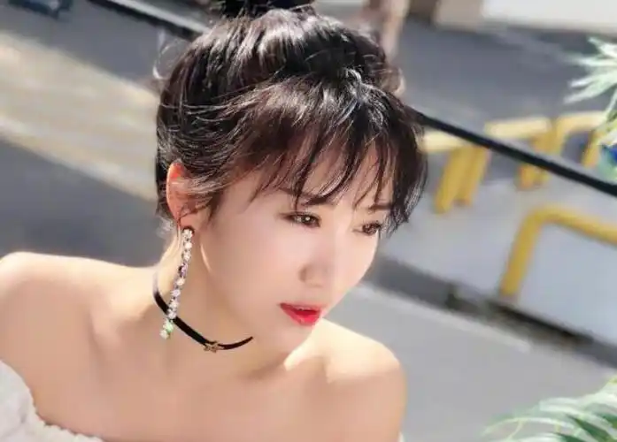 陈道明的女儿陈格和蜗居中的李念是一个人么?