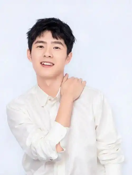 刘昊然疑似接新代言,这张侧颜生图让人爱了!