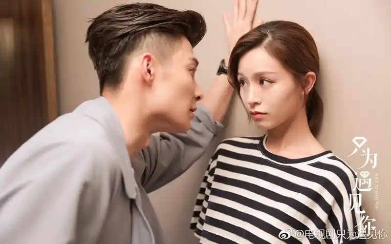 《只为遇见你》今晚"戒指夫妇"甜蜜壁咚 张铭恩调侃于直:爱怼人!