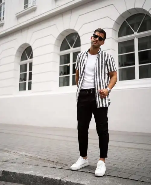 男士夏日穿黑色裤子,搭配这3种颜色上衣,造型足够时髦多变