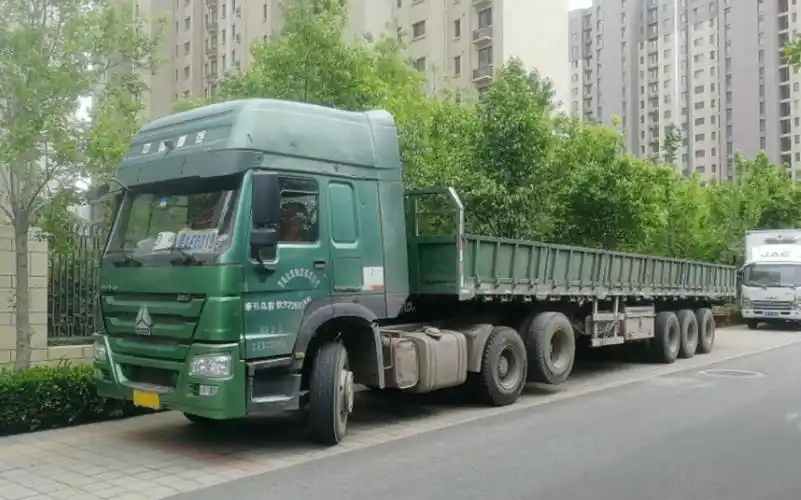 豪沃380悬浮桥半挂车