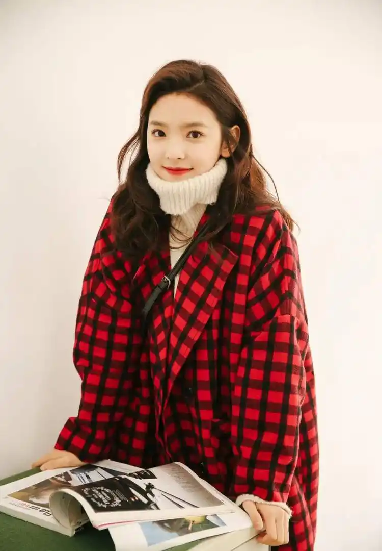 章若楠被王思聪关注,与费启鸣合照引争议,网友:最期待的是作品