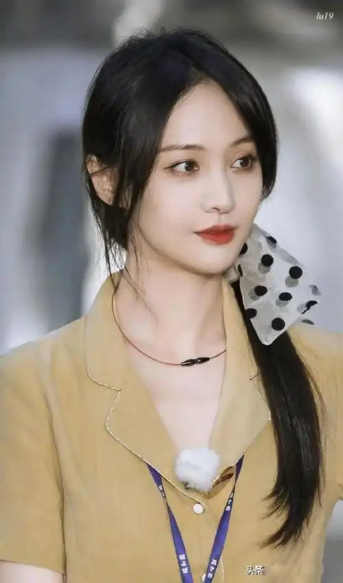 加上之前的各种骚操作,郑爽除了粉丝,几乎是人人喊打,包括现在央视