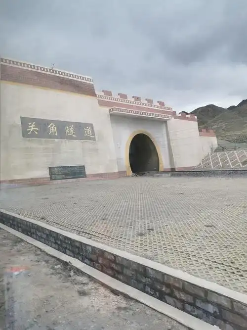 新关角隧道格尔木端隧道口