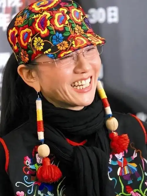 杨丽萍仙气全无62岁拄拐杖出行常年吃花瓣水指甲也剪了