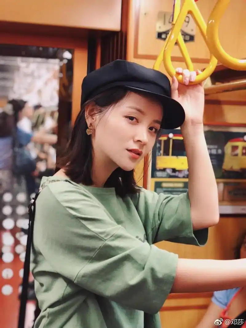 邓莎九月初秋街拍清新休闲自然美感十足