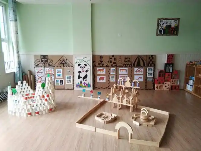 一积一木绘十里长街,一杯一物添童心世界――书香苑幼儿园建构区评比