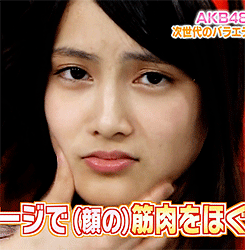 美女捏脸笑容可爱gif动图_动态图_表情包下载_soogif