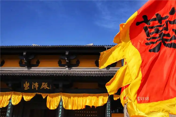 秋风萧瑟,汉高祖原庙前的汉旗飘舞,它被风吹的咧咧作响,仿佛在讲述着