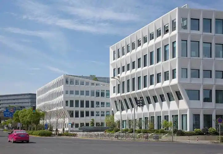 他们在上海设计的这栋办公楼,立面由1000多个模块化屏板组成