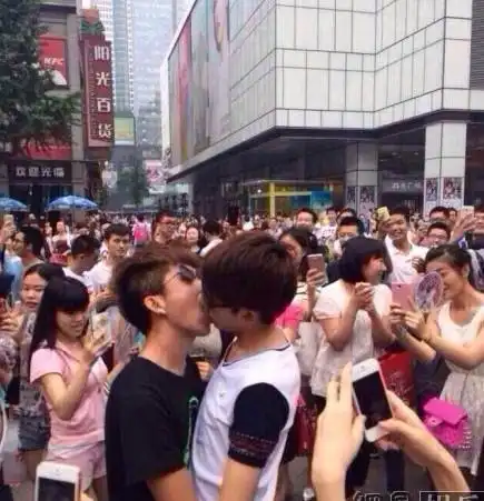 成都春熙路男男接吻大赛场面火爆抱啃画面让人尖叫图