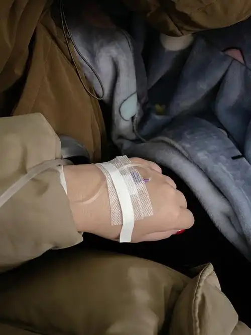 请假糊弄老板求医院就诊打针图