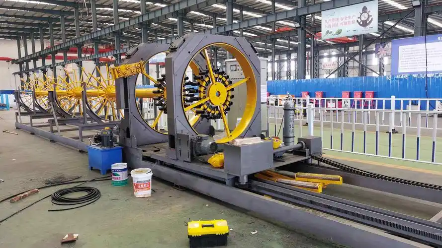 圆孔至盘的相应孔中进行固定,把盘筋(绕筋)端头先焊接在一根主筋上