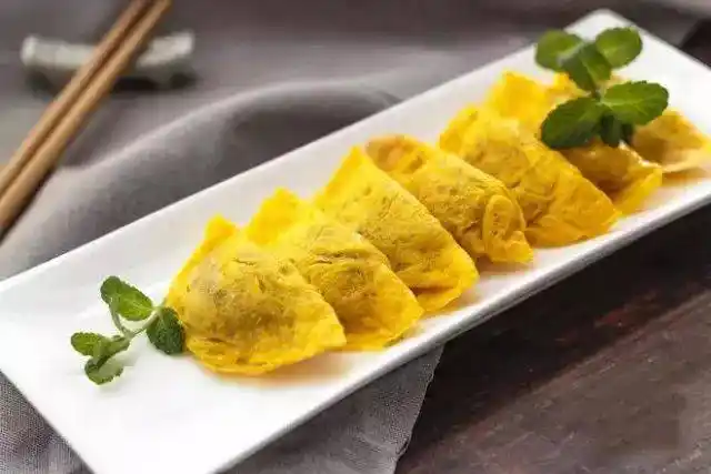 【惊喜厨房】摇一摇,裹一裹,一个勺子就做好金黄蛋饺!