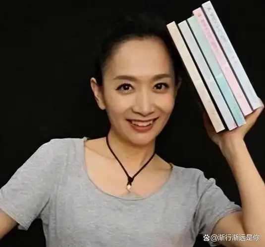 主持人王芳:嫁大15岁教授,与王为念传绯闻,如今成为带货主播