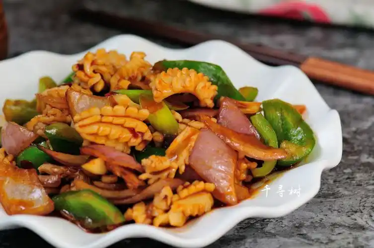 鱿鱼卷爆炒洋葱青辣椒色香味俱全的快手家常菜