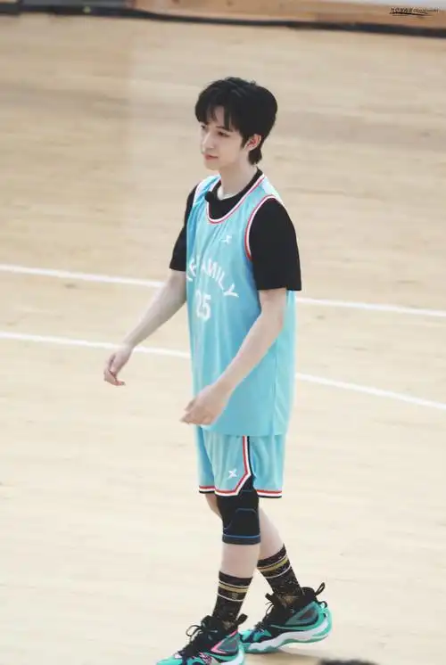 打篮球90很棒的帅气学长"@时代少年团-贺峻霖#贺峻霖夏季运动会路透