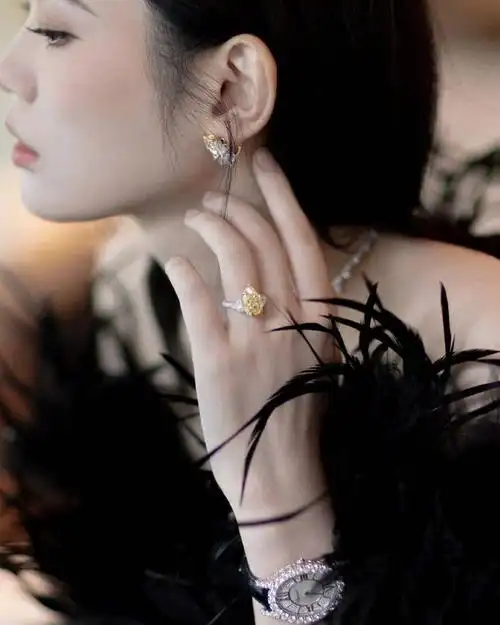 奚梦瑶黑色礼服造型优雅魅力点缀珠宝知性贵气