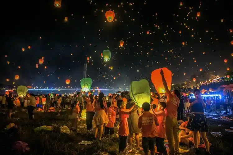 传统的泼水节放孔明灯活动的新景象  拍摄地点: 云南西双版纳  拍摄