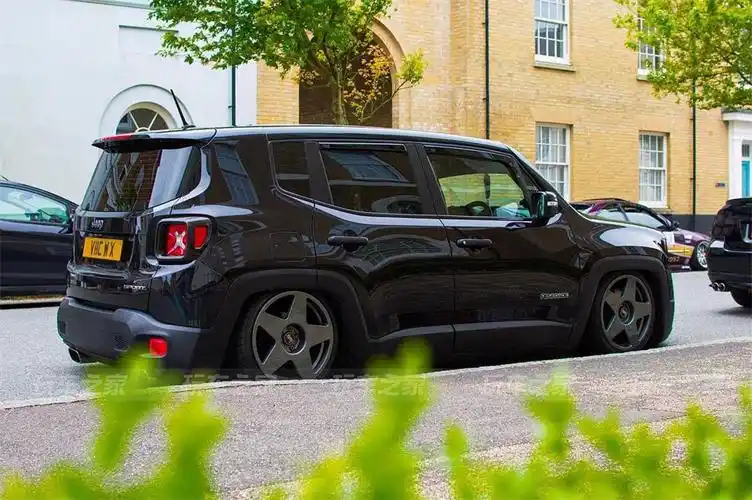 女车主也玩个性 jeep自由侠改装hella flush风格