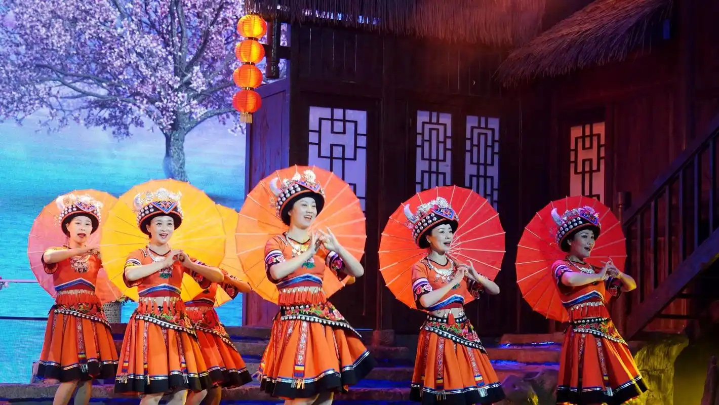 湖北宜昌:土家民俗歌舞秀《花咚咚的姐》