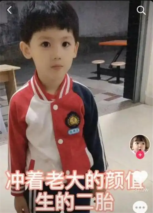 孩子拥有这么高的颜值,想必已经迷倒了不少小女孩,并且俘获了许多大人