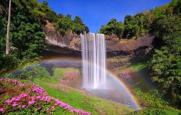 老挝山谷惊现迷人双重彩虹美景图