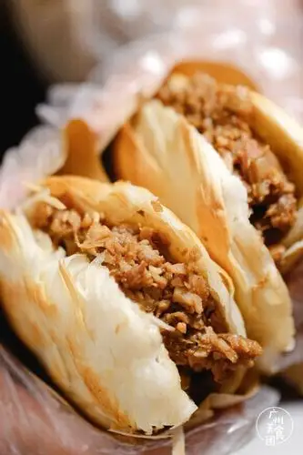 不得不说,大师兄的老潼关肉夹馍真的是太绝了,现烤的酥皮塞满肉肉