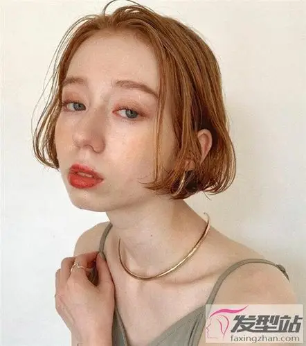 脏橘色短发染发打造混血儿时尚感
